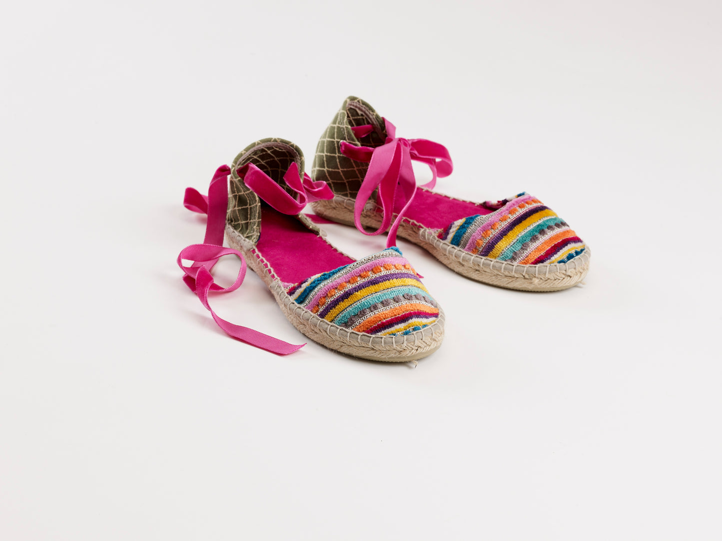 Alpargata para mujer plana, cierre con cinta de terciopelo, puntera en tejido a rayas multicolor y trasera verde bordada a rombos. Hechas en España