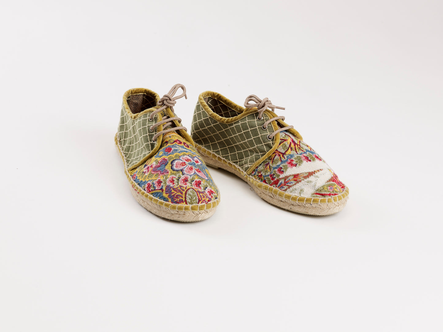 Alpargata para hombre plana, cierre con cordones, parte delantera en tejido estampado cachemir y parte trasera verde bordada a rombos. Original y artesanal