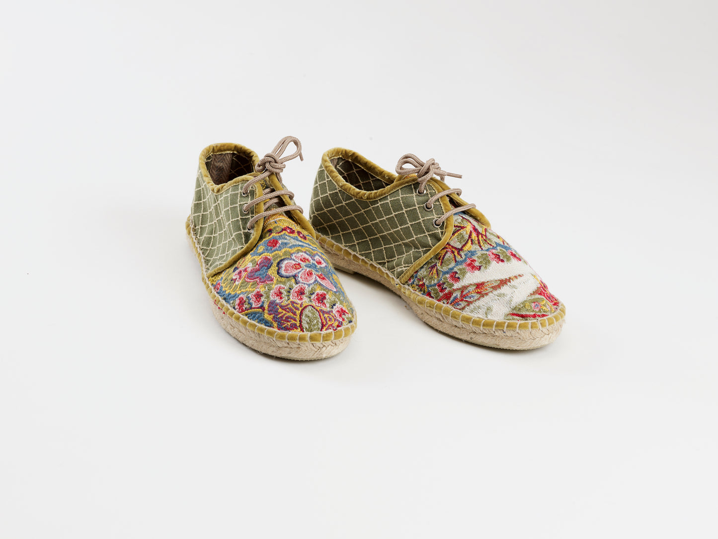 Alpargata para mujer plana, cierre con cordones, parte delantera en tejido estampado cachemir y parte trasera verde bordada a rombos. Ribete en terciopelo dorado. Original y artesanal