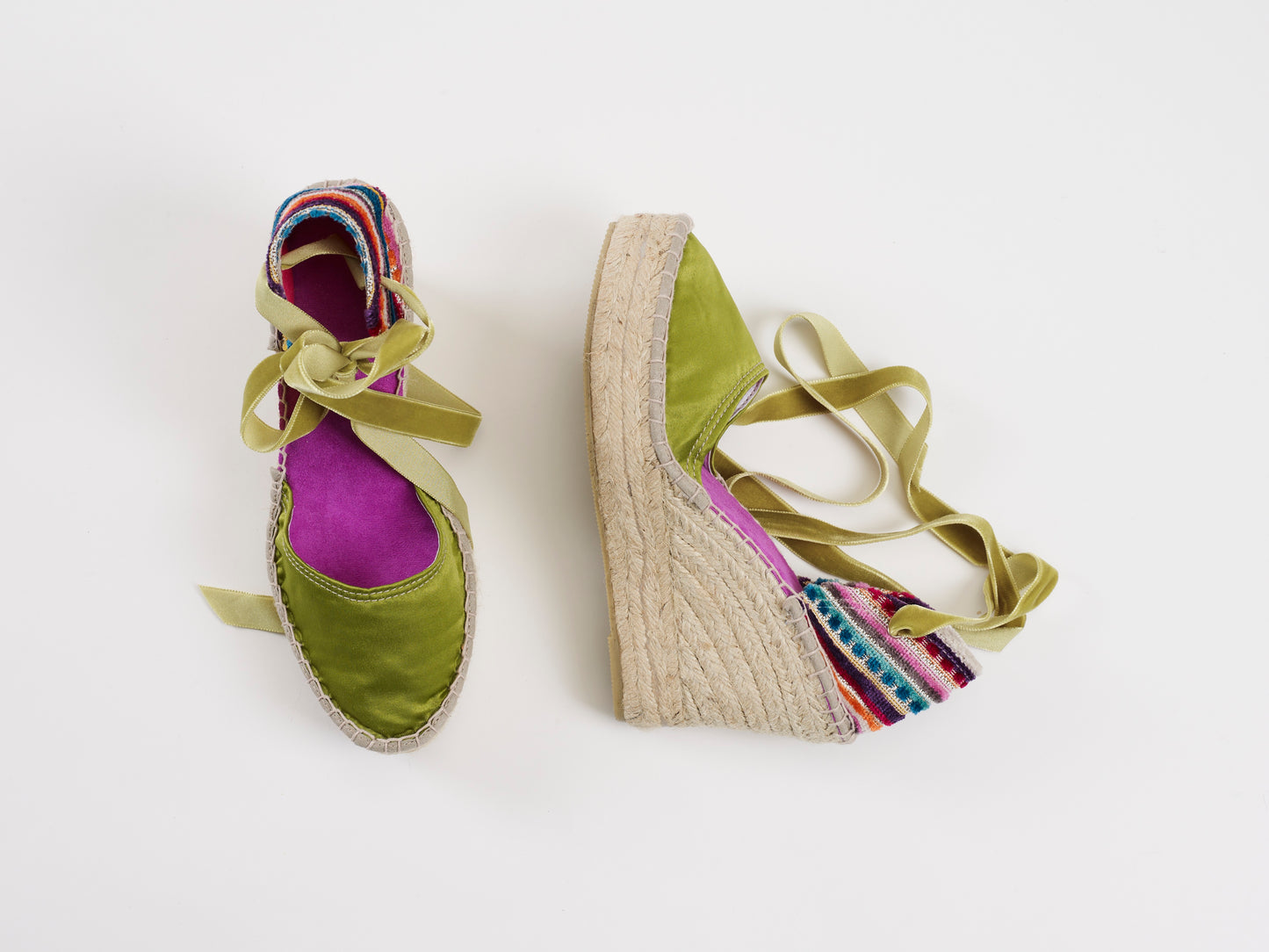 Alpargatas para mujer con cuña de altura 9cm, cierre con cinta de terciopelo, en color verde. Originales y artesanales