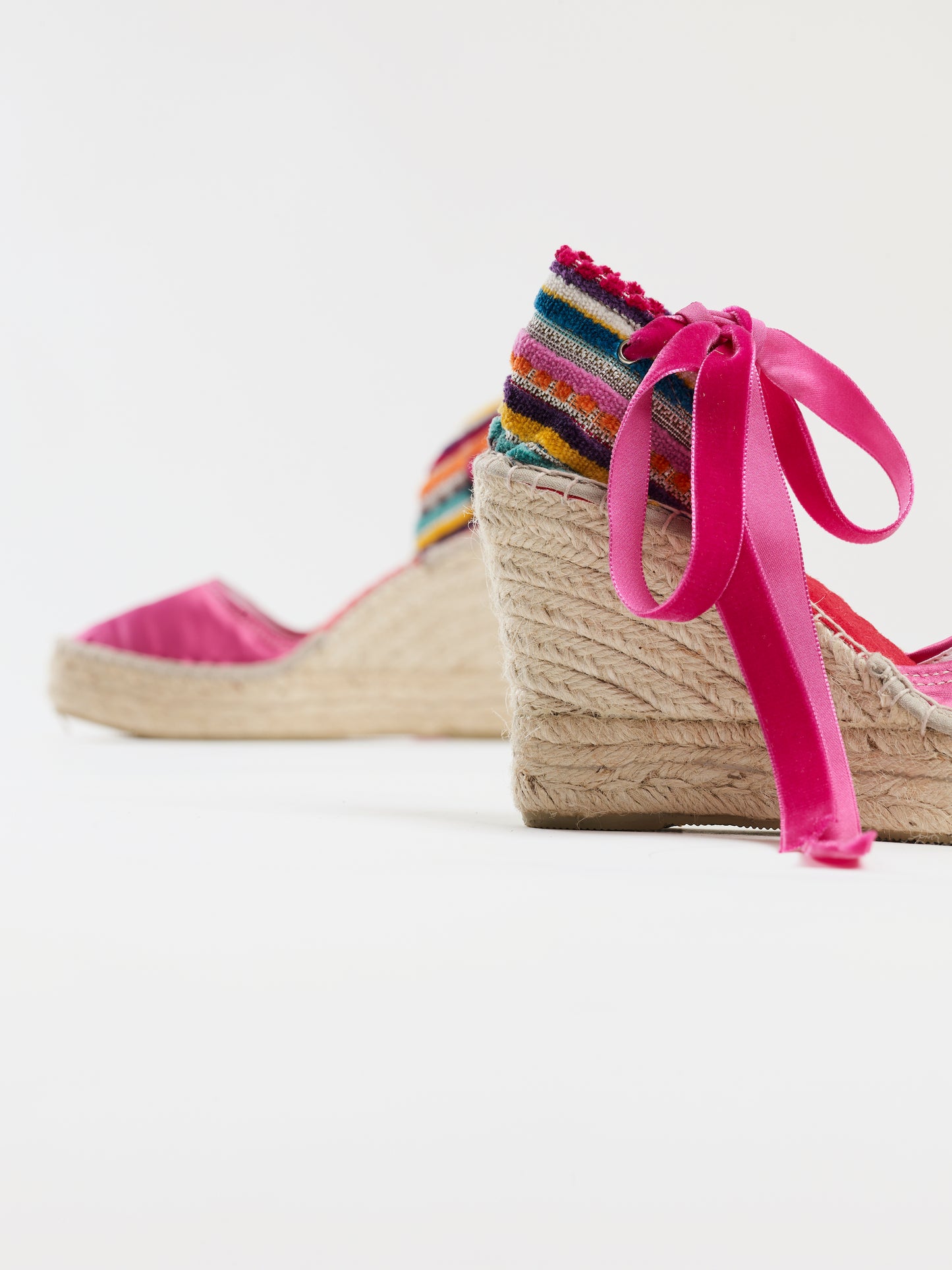 Alpargata para mujer con cuña de altura 9cm, cierre con cinta de terciopelo, en colorFucsia. Original y artesanal