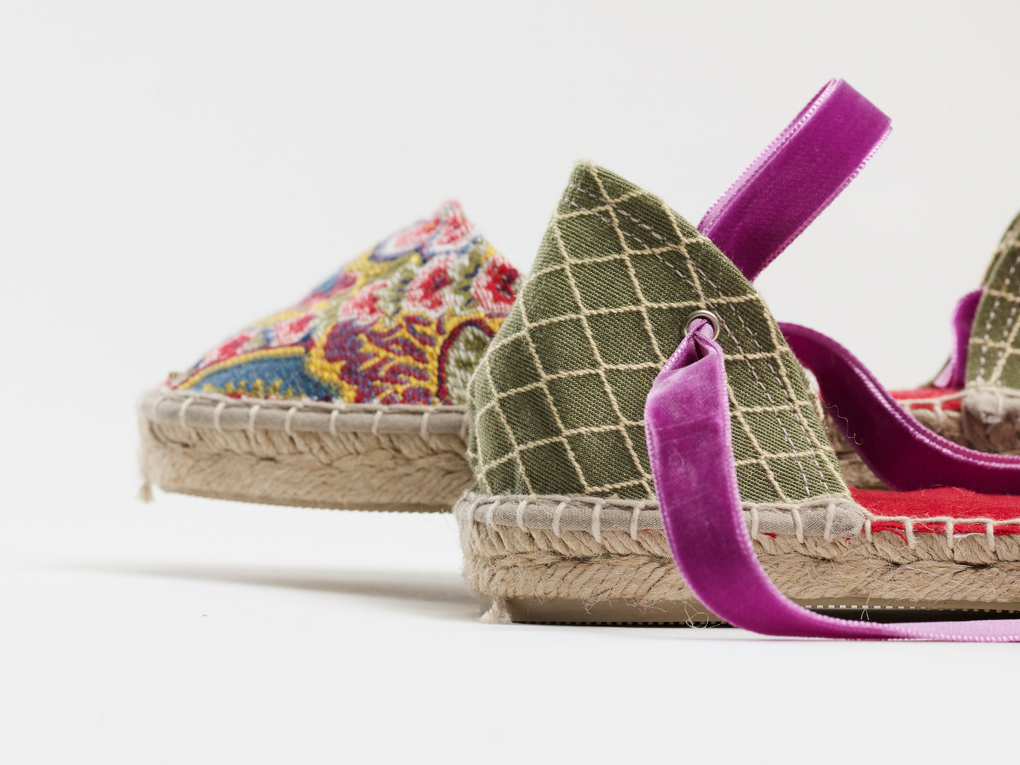 Alpargata para mujer plana, cierre con cinta de terciopelo, puntera en tejido estampado cachemir y trasera verde bordada a rombos. Original y artesanal
