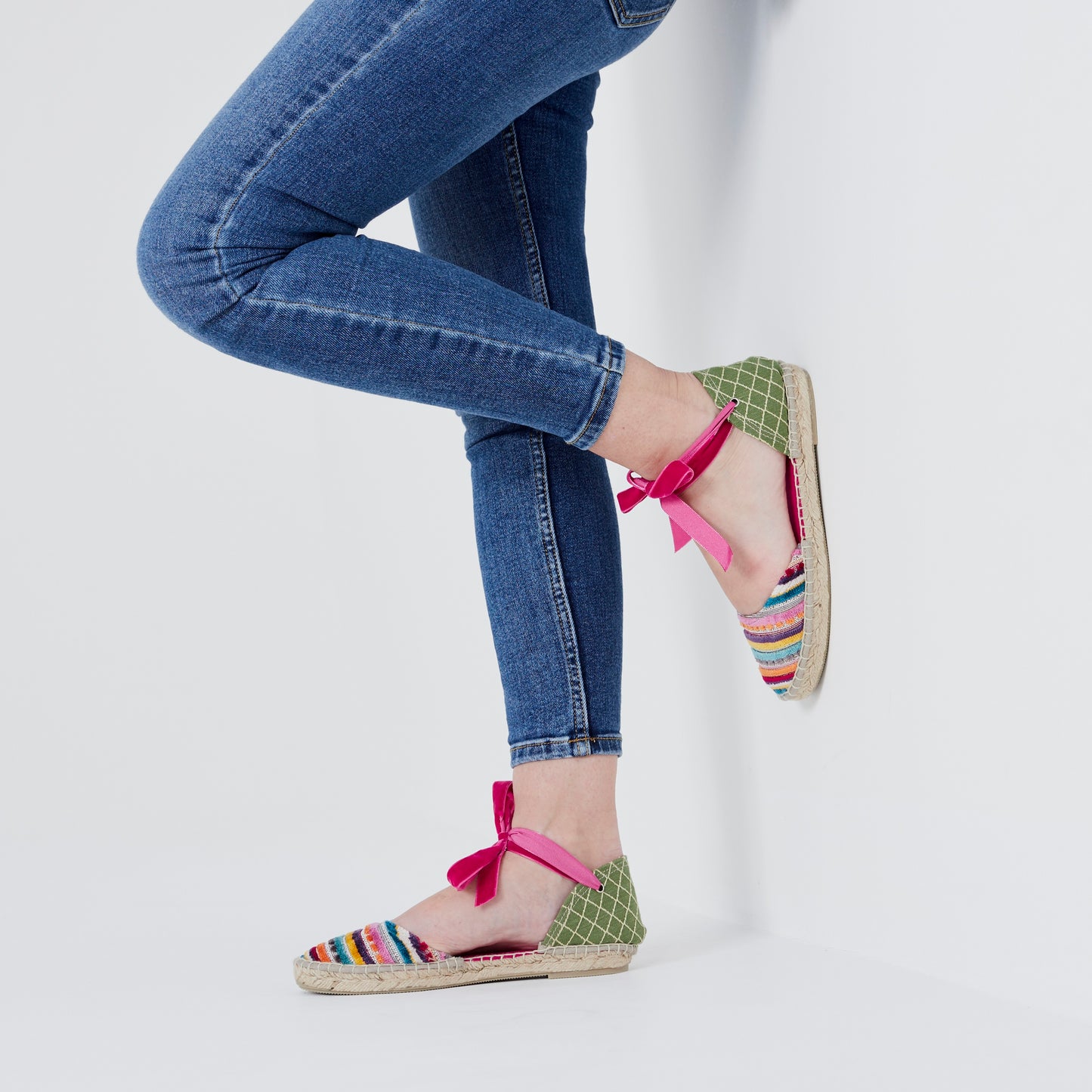 Alpargata para mujer plana, cierre con cinta de terciopelo, puntera en tejido a rayas multicolor y trasera verde bordada a rombos. Hechas en España