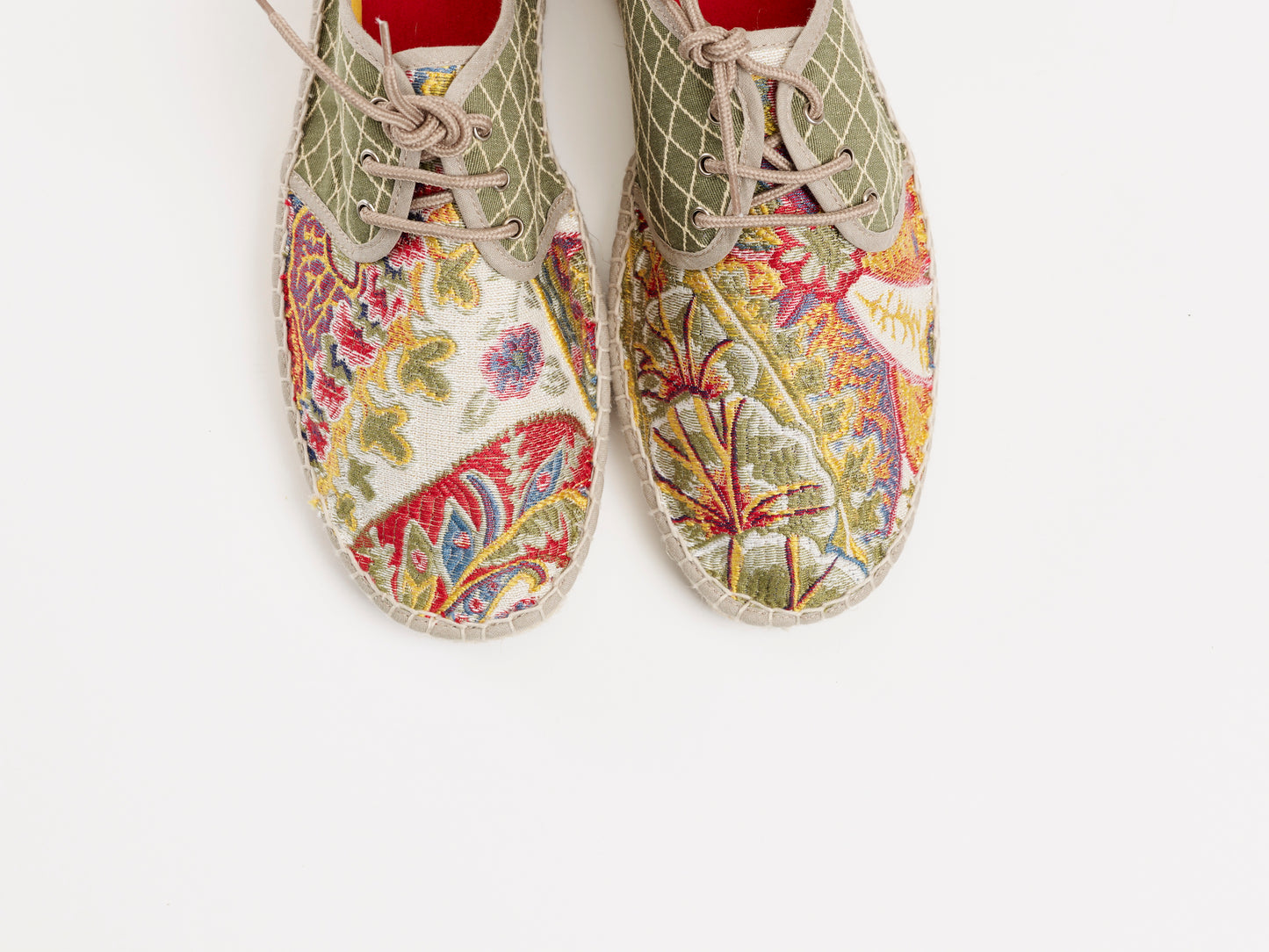 Alpargata para hombre plana, cierre con cordones, parte delantera en tejido estampado cachemir y parte trasera verde bordada a rombos. Original y artesanal