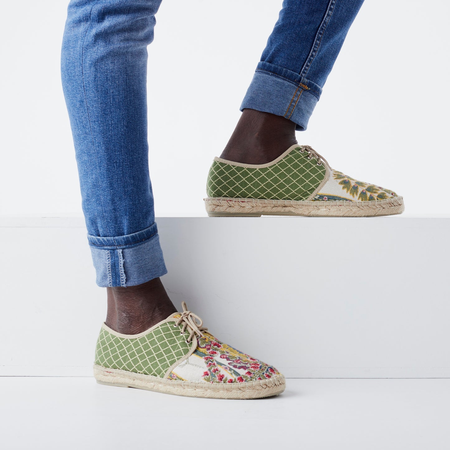 Alpargata para hombre plana, cierre con cordones, parte delantera en tejido estampado cachemir y parte trasera verde bordada a rombos. Original y artesanal