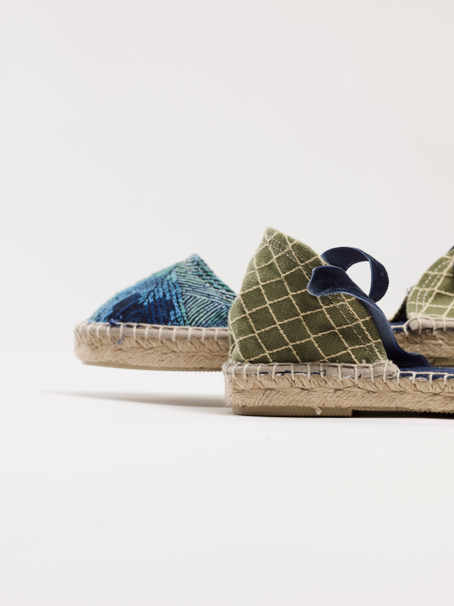Alpargata para mujer plana, cierre con cinta de terciopelo, puntera en tejido estampado azul pavo Real y trasera verde bordada a rombos. Originales y artesanales