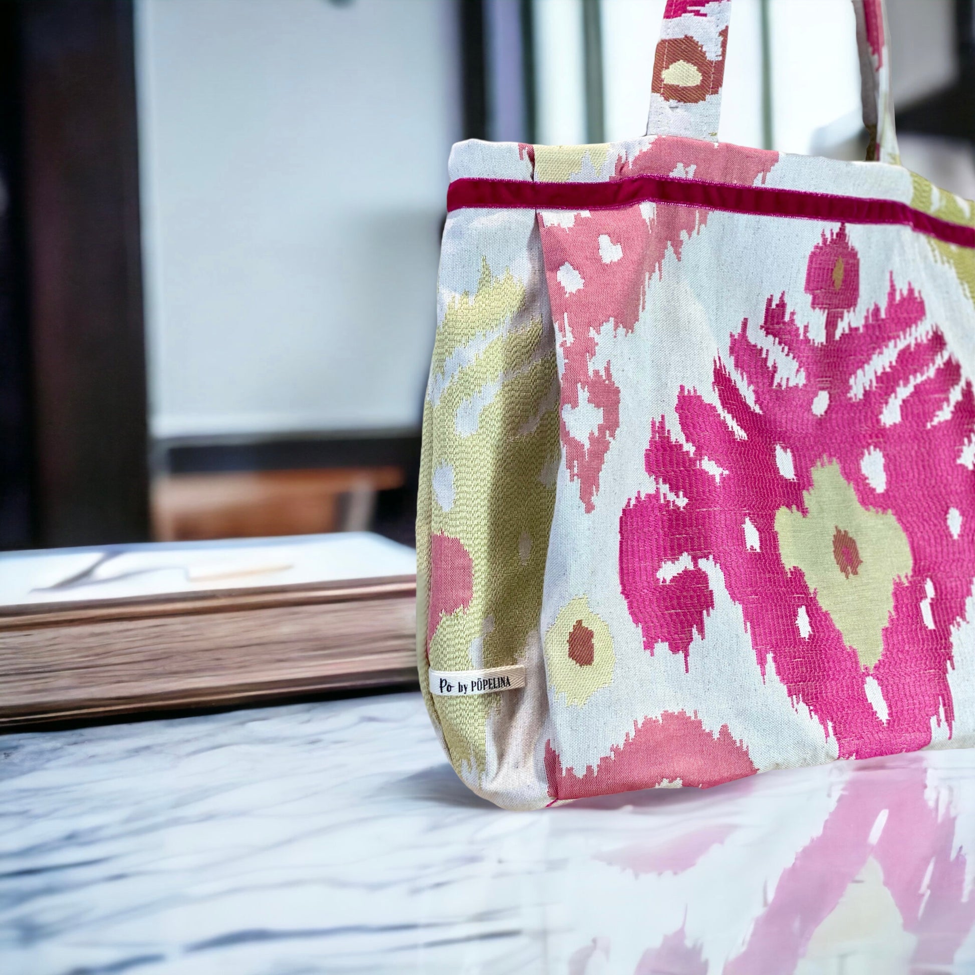 Detalles de calidad del bolso shopper Fresh,  confeccionado en tejido Ikat satinado con cinta de terciopelo