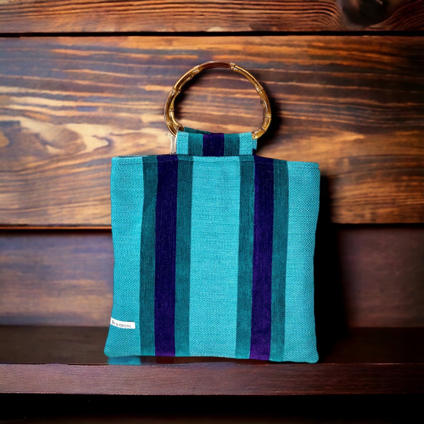 Bolso BAMBÚ modelo MUNNAR de la colección OPALO. Con asa de bambú y forro interior de raso.