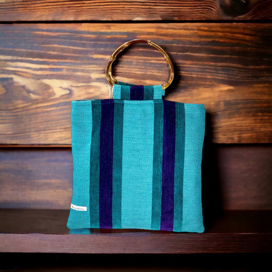 Bolso BAMBÚ modelo MUNNAR de la colección OPALO. Con asa de bambú y forro interior de raso.