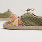 Alpargata para hombre plana, cierre con cordones, parte delantera en tejido estampado cachemir y parte trasera verde bordada a rombos. Original y artesanal