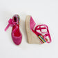 Alpargata para mujer con cuña de altura 9cm, cierre con cinta de terciopelo, en colorFucsia. Original y artesanal