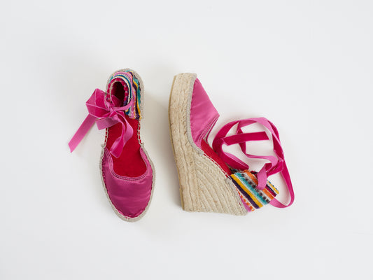 Alpargata para mujer con cuña de altura 9cm, cierre con cinta de terciopelo, en colorFucsia. Original y artesanal
