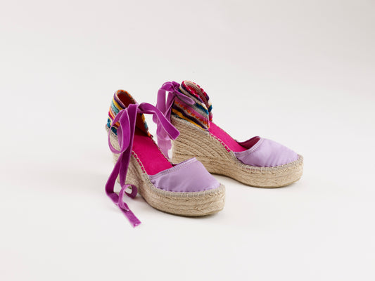 Alpargata para mujer con cuña de altura 9cm, cierre con cinta de terciopelo, en color lila. Hechas en España