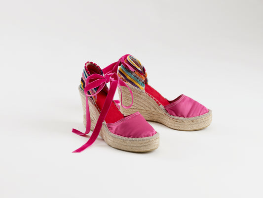 Alpargata para mujer con cuña de altura 9cm, cierre con cinta de terciopelo, en colorFucsia. Original y artesanal