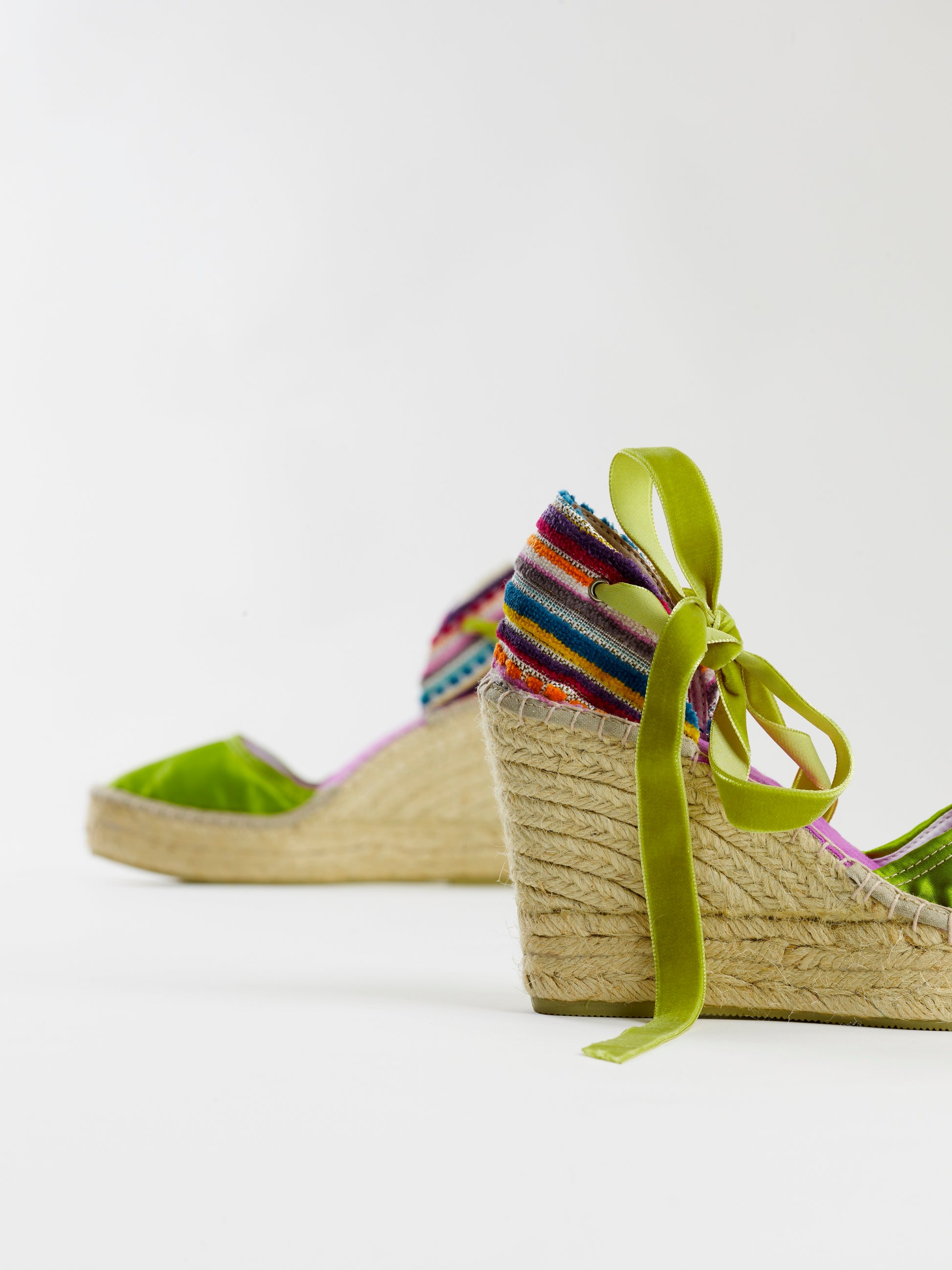 Alpargatas para mujer con cuña de altura 9cm, cierre con cinta de terciopelo, en color verde. Originales y artesanales