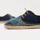 Alpargata para mujer plana, cierre con cordones, parte delantera en tejido estampado Pavo Real y parte trasera azul marino. Ribete en terciopelo verde Original y artesanal