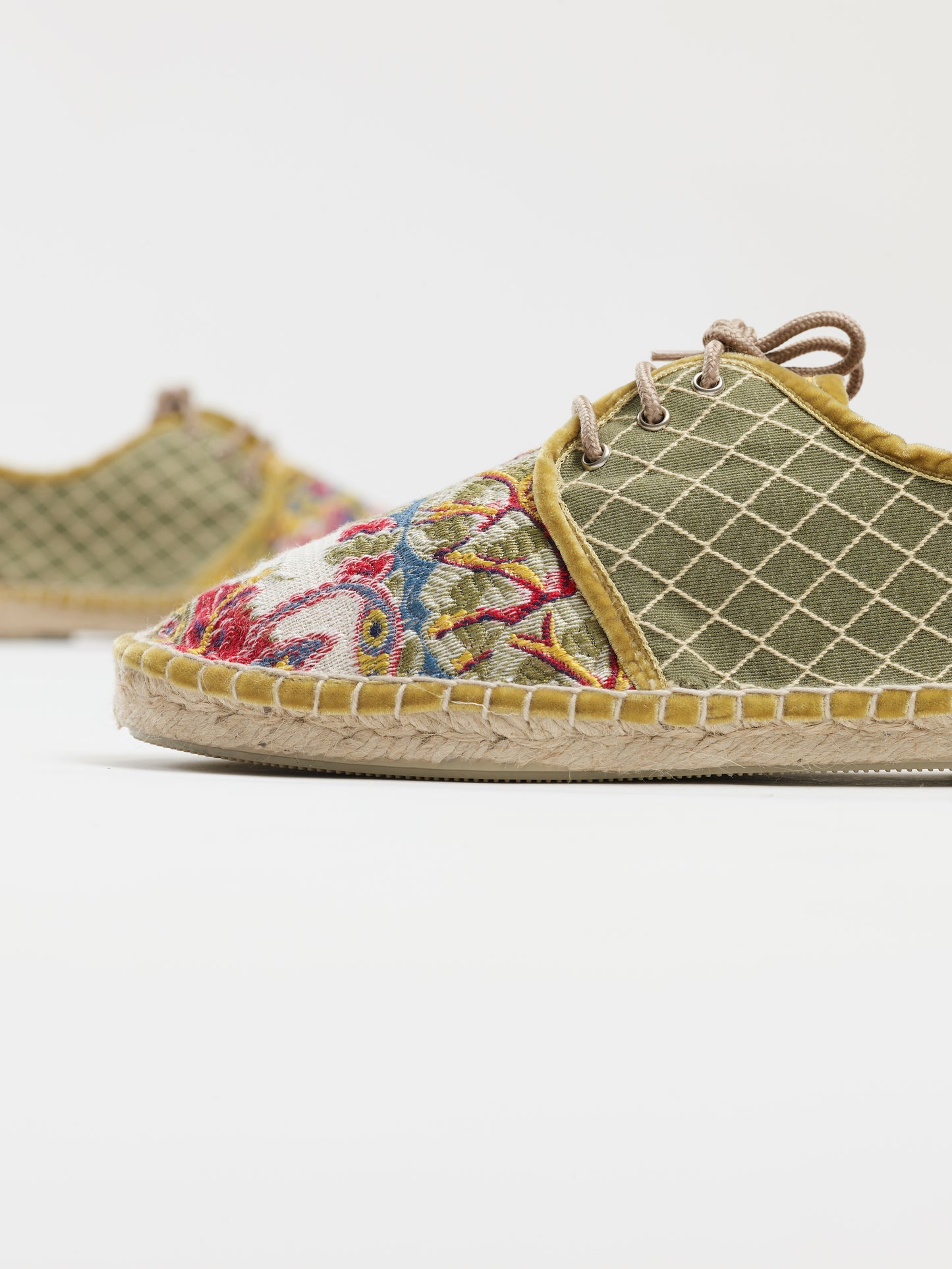 Alpargata para mujer plana, cierre con cordones, parte delantera en tejido estampado cachemir y parte trasera verde bordada a rombos. Ribete en terciopelo dorado. Original y artesanal