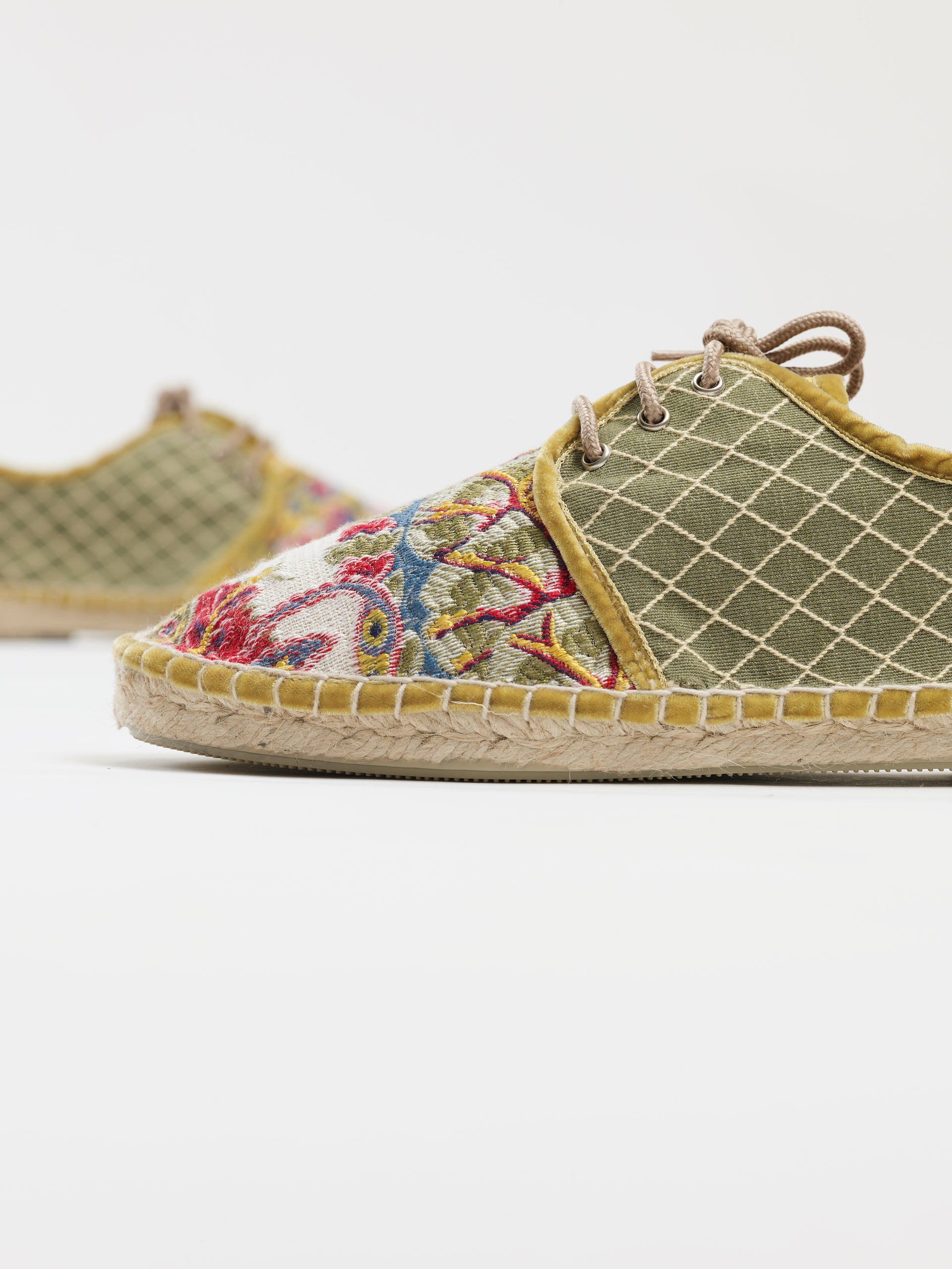 Alpargata para mujer plana, cierre con cordones, parte delantera en tejido estampado cachemir y parte trasera verde bordada a rombos. Ribete en terciopelo dorado. Original y artesanal