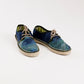 Alpargata para mujer plana, cierre con cordones, parte delantera en tejido estampado Pavo Real y parte trasera azul marino. Ribete en terciopelo verde Original y artesanal