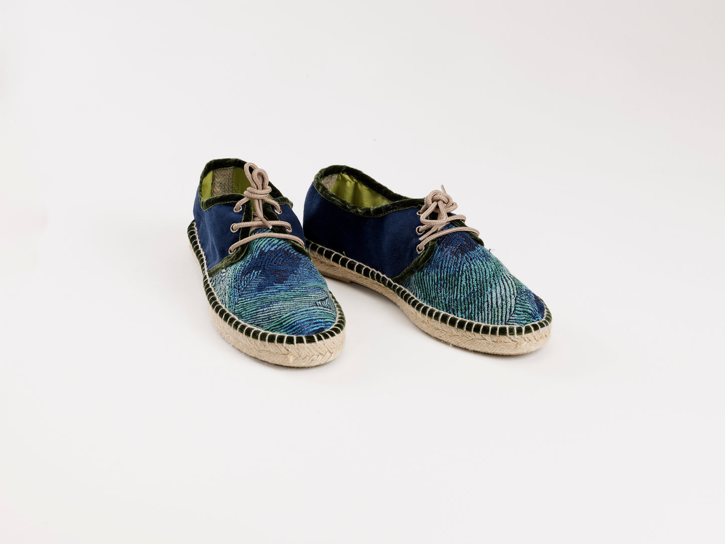 Alpargata para mujer plana, cierre con cordones, parte delantera en tejido estampado Pavo Real y parte trasera azul marino. Ribete en terciopelo verde Original y artesanal