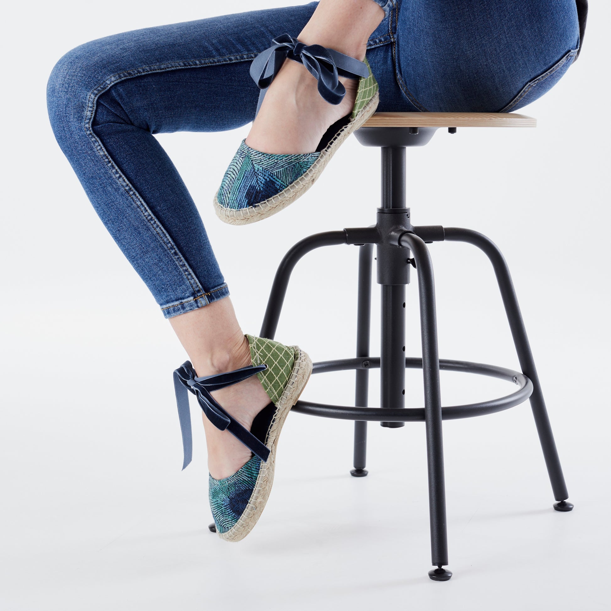 Alpargata para mujer plana, cierre con cinta de terciopelo, puntera en tejido estampado azul pavo Real y trasera verde bordada a rombos. Originales y artesanales