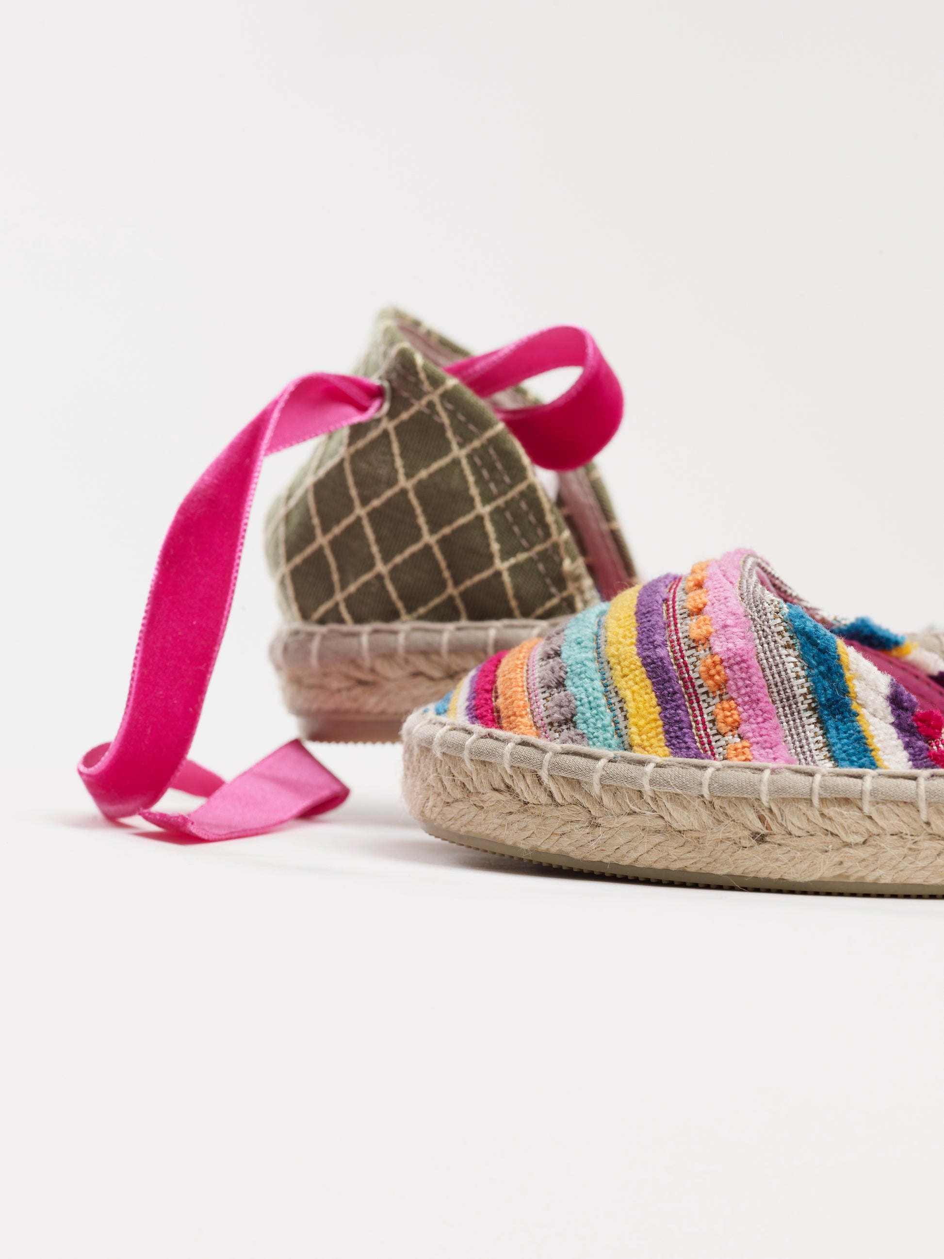 Alpargata para mujer plana, cierre con cinta de terciopelo, puntera en tejido a rayas multicolor y trasera verde bordada a rombos. Hechas en España