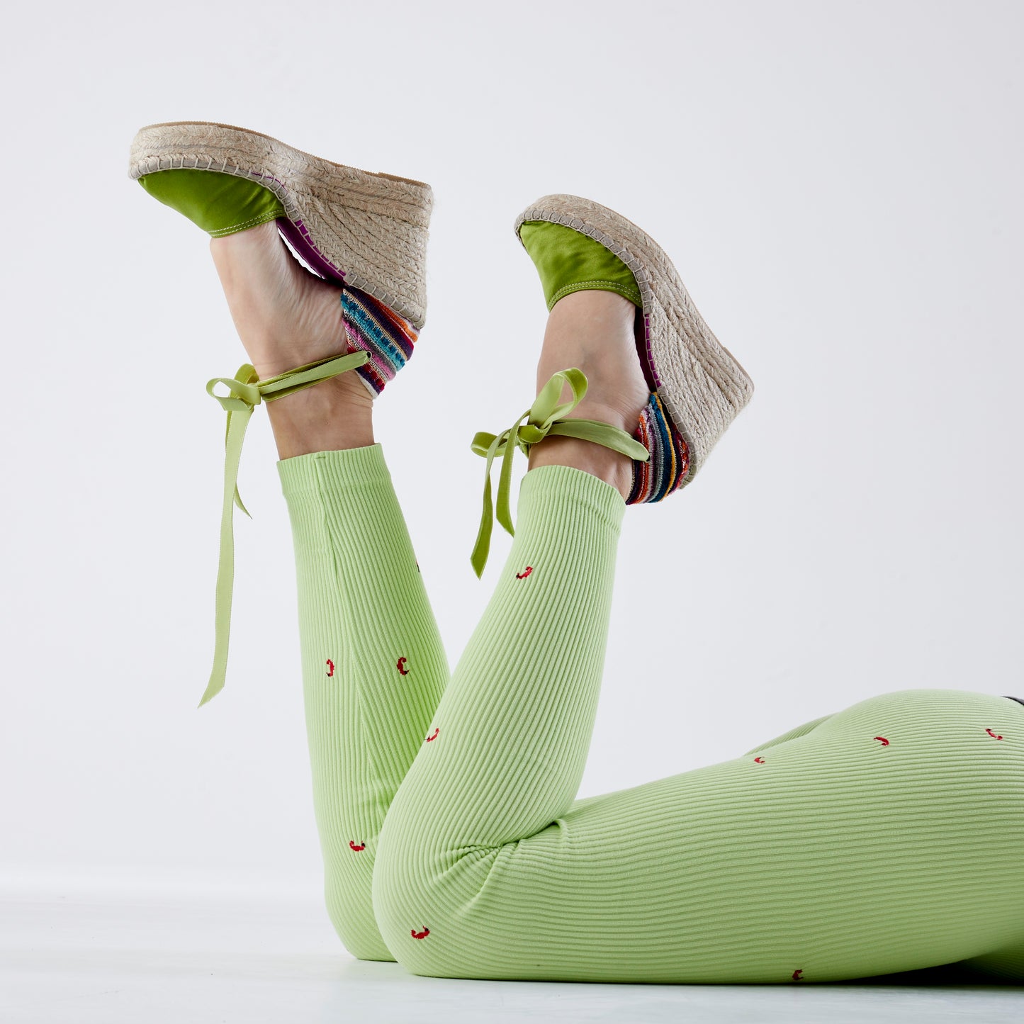 Alpargatas para mujer con cuña de altura 9cm, cierre con cinta de terciopelo, en color verde. Originales y artesanales
