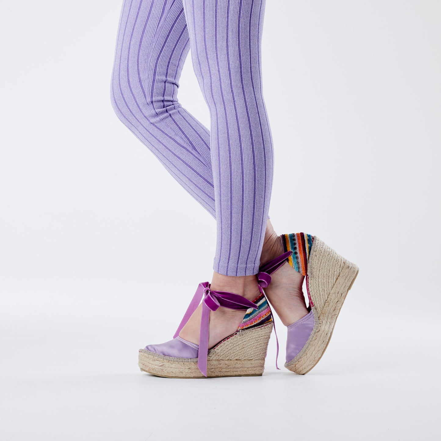 Alpargata para mujer con cuña de altura 9cm, cierre con cinta de terciopelo, en color lila. Hechas en España
