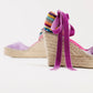 Alpargata para mujer con cuña de altura 9cm, cierre con cinta de terciopelo, en color lila. Hechas en España