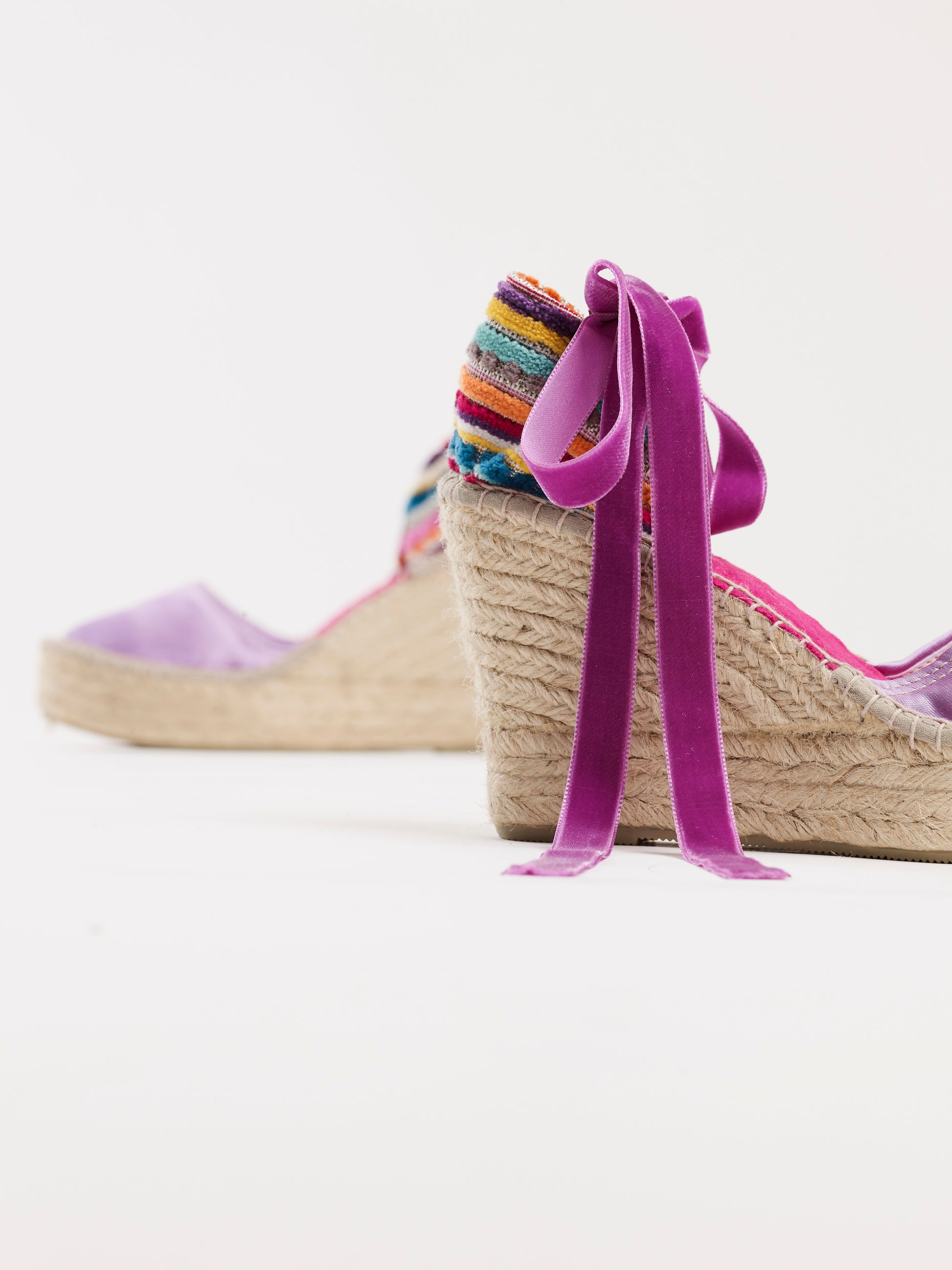 Alpargata para mujer con cuña de altura 9cm, cierre con cinta de terciopelo, en color lila. Hechas en España
