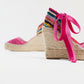 Alpargata para mujer con cuña de altura 9cm, cierre con cinta de terciopelo, en colorFucsia. Original y artesanal
