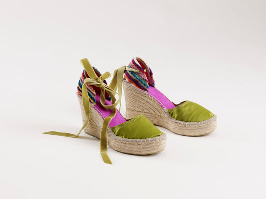 Alpargatas para mujer con cuña de altura 9cm, cierre con cinta de terciopelo, en color verde. Originales y artesanales