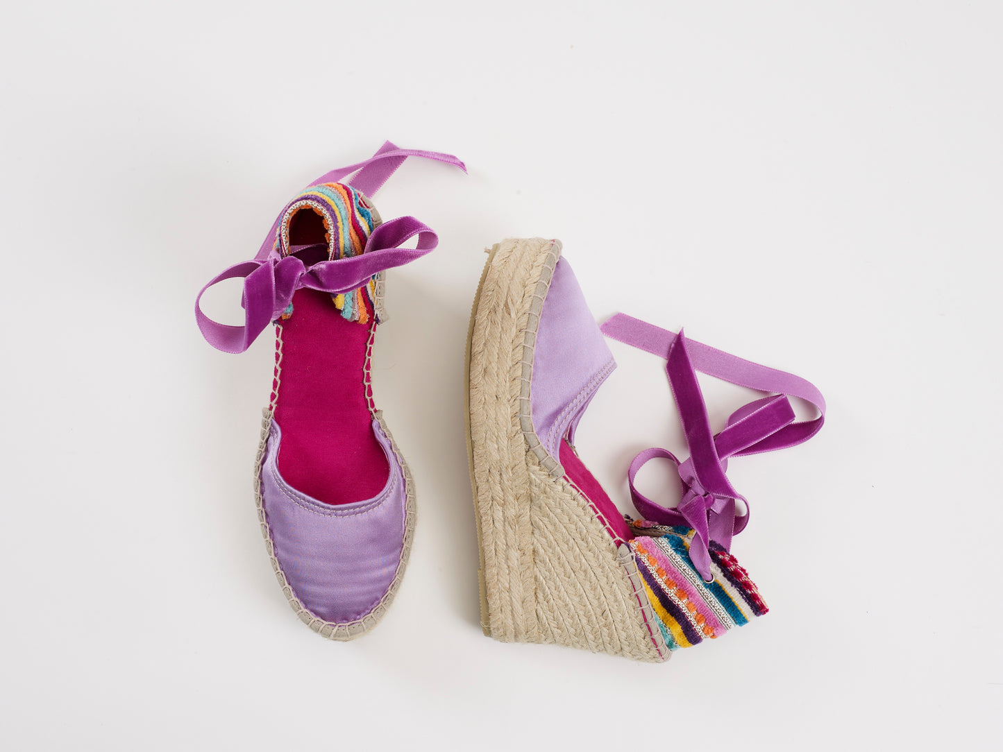 Alpargata para mujer con cuña de altura 9cm, cierre con cinta de terciopelo, en color lila. Hechas en España
