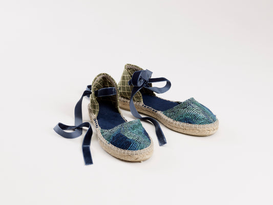 Alpargata para mujer plana, cierre con cinta de terciopelo, puntera en tejido estampado azul pavo Real y trasera verde bordada a rombos. Originales y artesanales
