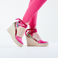 Alpargata para mujer con cuña de altura 9cm, cierre con cinta de terciopelo, en colorFucsia. Original y artesanal