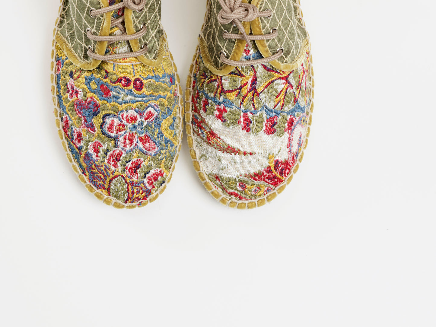 Alpargata para mujer plana, cierre con cordones, parte delantera en tejido estampado cachemir y parte trasera verde bordada a rombos. Ribete en terciopelo dorado. Original y artesanal
