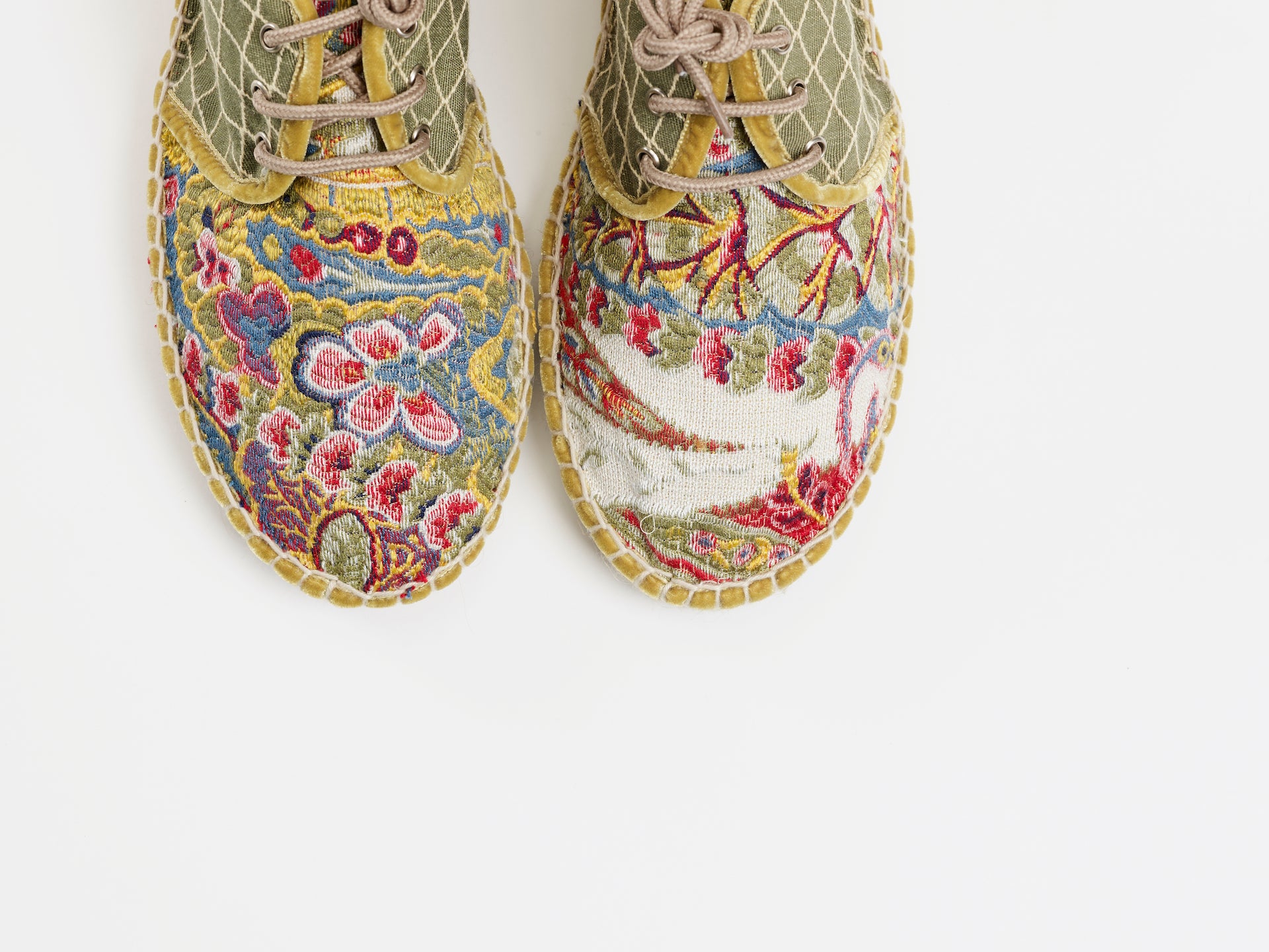 Alpargata para mujer plana, cierre con cordones, parte delantera en tejido estampado cachemir y parte trasera verde bordada a rombos. Ribete en terciopelo dorado. Original y artesanal