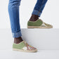 Alpargata para hombre plana, cierre con cordones, parte delantera en tejido estampado cachemir y parte trasera verde bordada a rombos. Original y artesanal