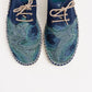 Alpargata para mujer plana, cierre con cordones, parte delantera en tejido estampado Pavo Real y parte trasera azul marino. Ribete en terciopelo verde Original y artesanal