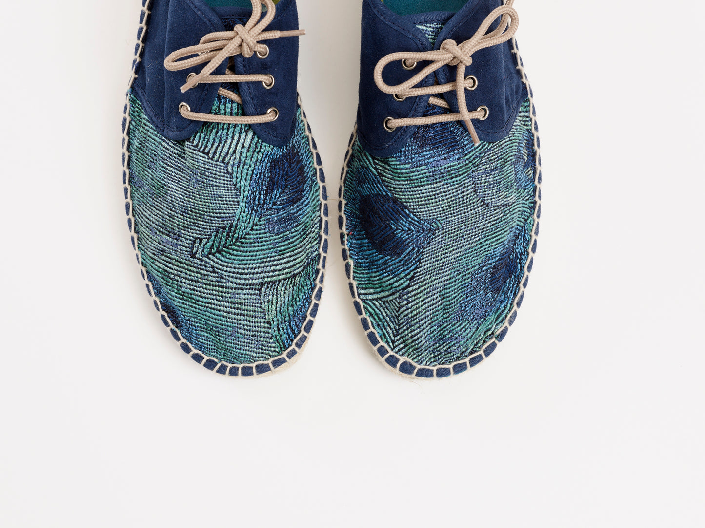 Alpargata para mujer plana, cierre con cordones, parte delantera en tejido estampado Pavo Real y parte trasera azul marino. Ribete en terciopelo verde Original y artesanal