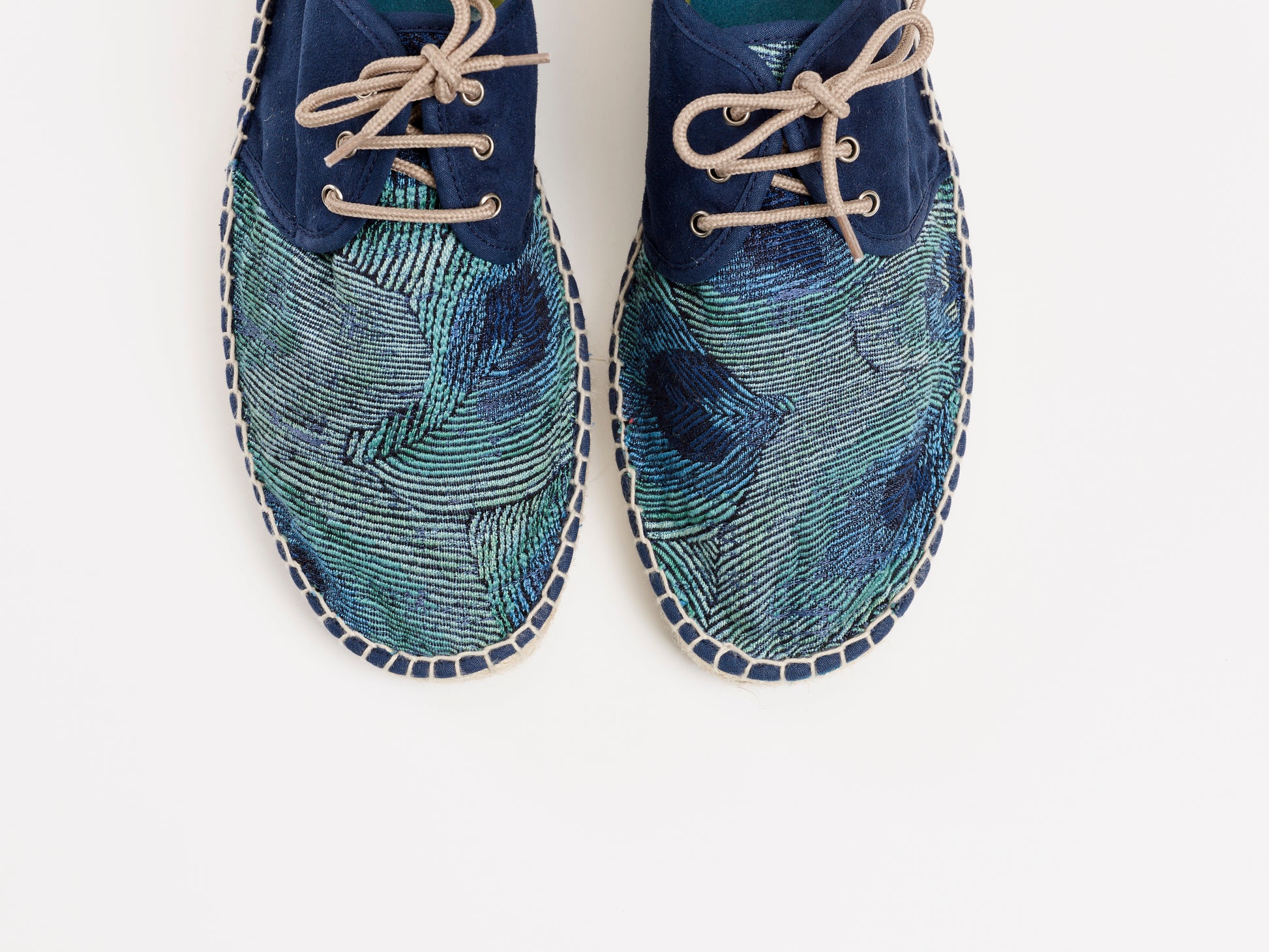 Alpargata para mujer plana, cierre con cordones, parte delantera en tejido estampado Pavo Real y parte trasera azul marino. Ribete en terciopelo verde Original y artesanal